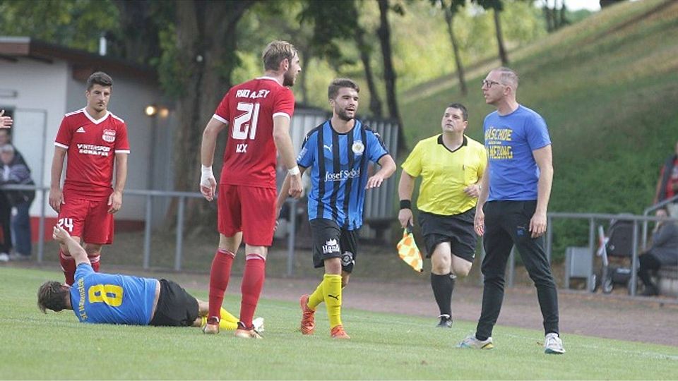 Yannik Wex (21) wurde nach dem Foul an David Schäfer vom gegnerischen Trainer angegangen.	Foto: photoagenten/Axel Schmitz