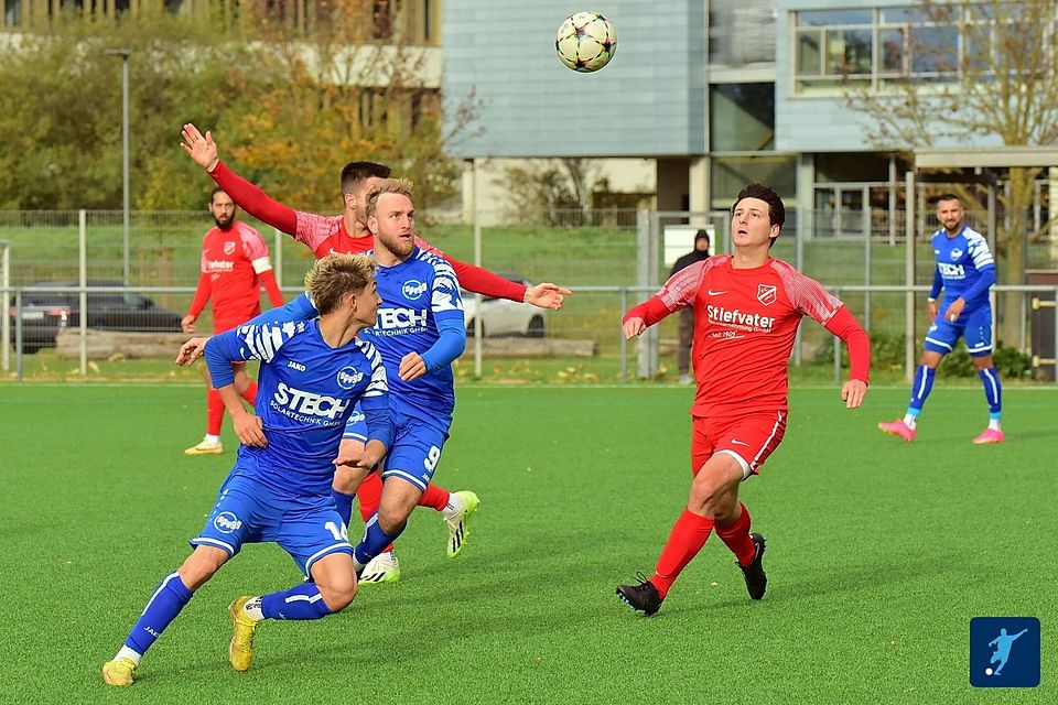 Die SpVgg. Gundelfingen/Wildtal (blaues Trikot) setzte sich auf eigenem Platz mit 4:1 gegen den FC Bad Krozingen durch. 