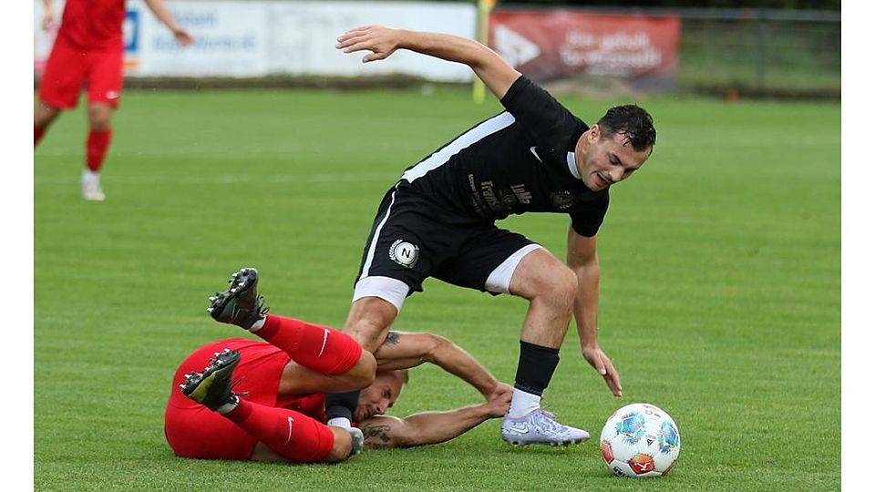 Der Gast obenauf: Luka Cekic TuS Neuhausen) gewinnt den Zweikampf gegen den am Boden liegenden Pfeddersheimer Fabian Sombetzki.	Foto: Christine Dirigo/pakalski-press