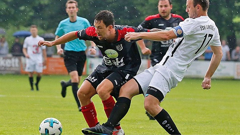 Vor allem TSV-Verteidiger Arek Wochnik und Iglings Angreifer Alexander Wilbiller lieferten sich harte Duelle auf dem Platz. Am Ende unterlag der SVI der Landsberger Reserve mit 0:2.  Foto: Julian Leitenstorfer