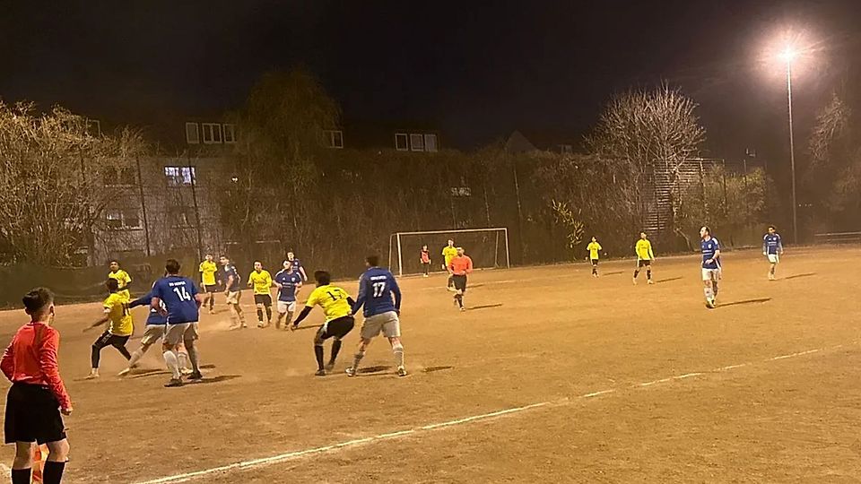 Kreispokal, Flutlicht, Asche: Zu Gast beim SV Blau-Weiß Kerpen konnte sich der Landesligist BCV Glesch-Paffendorf mit 2:0 durchsetzen.