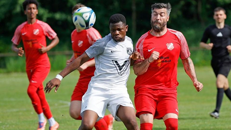 Auf Ballhöhe: Das war vor allem die SG Modau (links Kazeem Adedokun), die in der Fußball-Kreisoberliga zu einem 5:0-Erfolg gegen RW Darmstadt II (rechts Oliver Baumann) kam.	Foto: Peter Henrich
