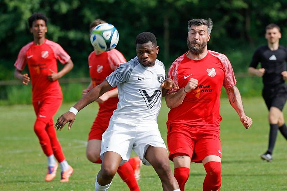 Auf Ballhöhe: Das war vor allem die SG Modau (links Kazeem Adedokun), die in der Fußball-Kreisoberliga zu einem 5:0-Erfolg gegen RW Darmstadt II (rechts Oliver Baumann) kam. Foto: Peter Henrich Auf Ballhöhe: Das war vor allem die SG Modau (links Kazeem Adedokun), die in der Fußball-Kreisoberliga zu einem 5:0-Erfolg gegen RW Darmstadt II (rechts Oliver Baumann) kam. Foto: Peter Henrich