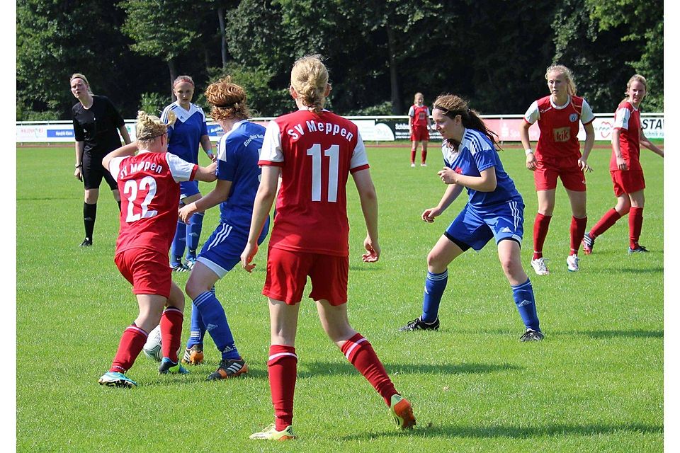 Die Damen des SV Meppen II (rotes Trikot) haben auswärts 6:1 bei Blau-Weiss Hollage gewonnen F: KarlHeinz Rickelmann