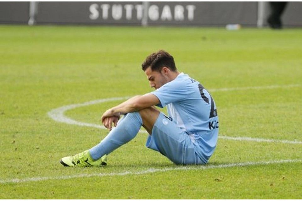 Edisson Jordanov und die Stuttgarter Kickers sind am Boden zerstört. Pressefoto Baumann Edisson Jordanov und die Stuttgarter Kickers sind am Boden zerstört. Pressefoto Baumann