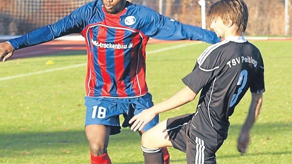 Erfolgreich abgewehrt: Martin Pakleppa (rechts) im Duell mit Oussmann Kofia beim 2:2 des TSV Peiting gegen den FC Phönix München.