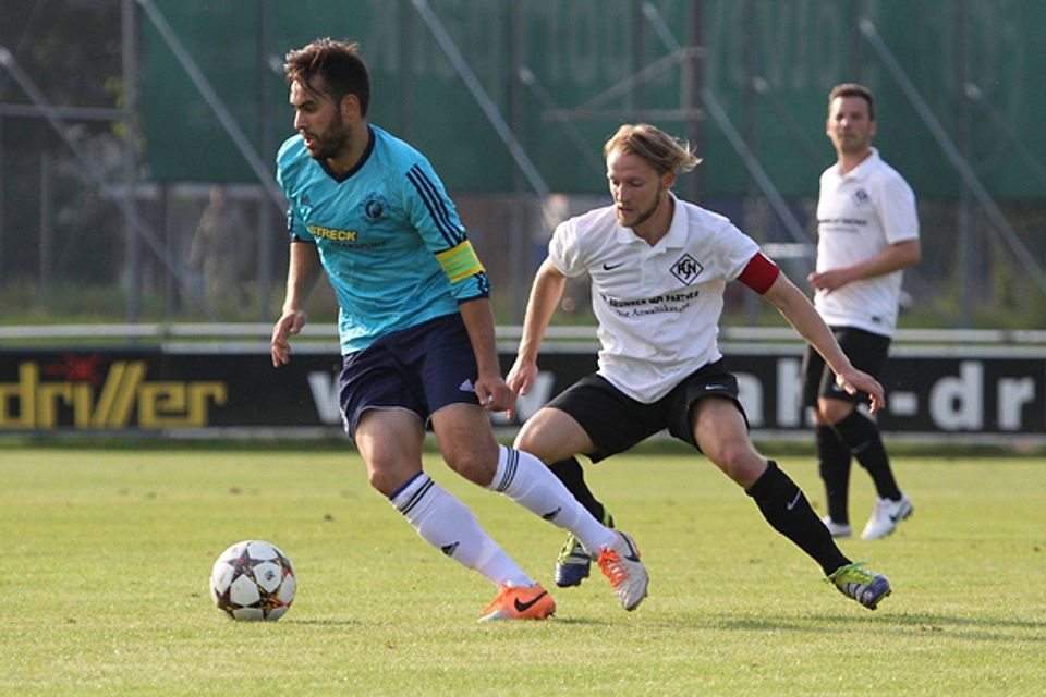 Rino Saggiomo (links) erzielte drei Tore gegen Kuppenheim. | Archivfoto: Benedikt Hecht