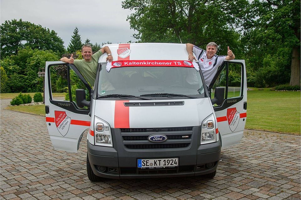 Thorsten Jürs (links) und Lutz Blödorn freuen sich über den schmucken neuen Vereinsbus. Foto: KT