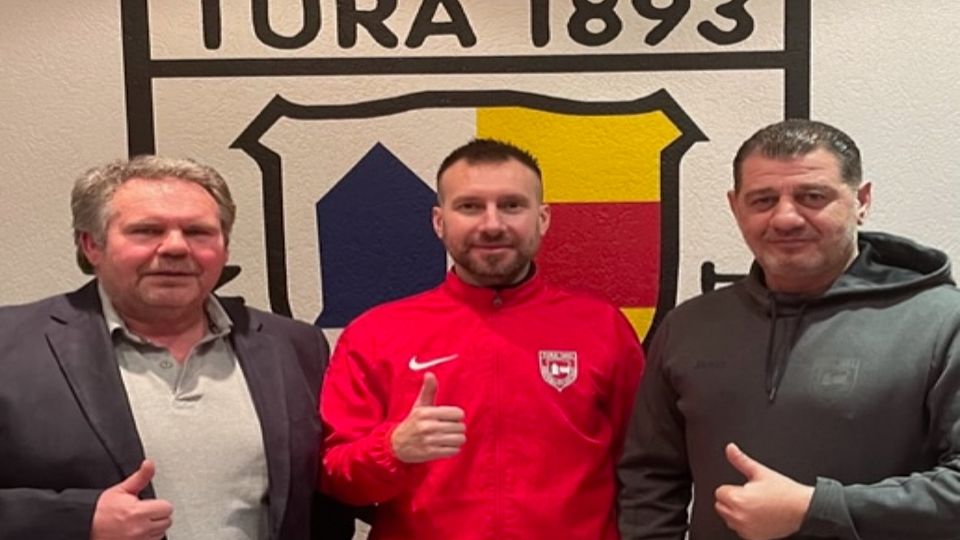Einigung für die kommende Saison: (v.l.n.r.) Abteilungsleiter Michael Dietermann, TuRa-Trainer Bayram Mechmet und sportlicher Leiter Mevlüt Yavuz 
