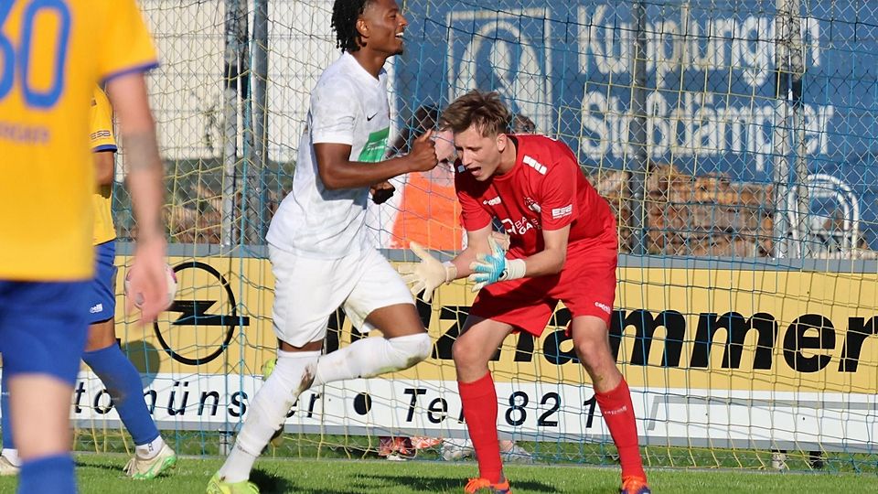 Entgegengesetzte Gefühlslagen: Der Heimstettener Yamin H-Wold hat Spaß an der Sache, Pipinsrieds Schlussmann Engl eher weniger.