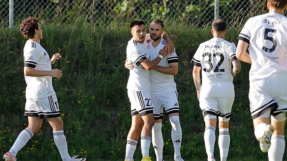 Später Jubel in Grünwald: Die Koch-Elf rettet in der Nachspielzeit einen Zähler gegen Kastl.