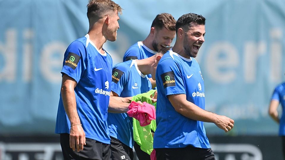 Florian Niederlechner (li.) und Kevin Volland hatten beim Termin des Bayerischen Rundfunks vor dem Start der Drittliga-Saison eine Menge Spaß.