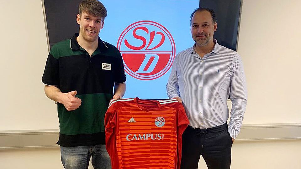 David Paulus (links, mit Geschäftsführer Matthias Klemens) streift sich künftig das Donaustaufer Torhüterdress über.