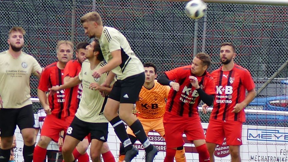 Aufsteiger 1. FC Rötz (rotes Trikot, hier gegen Schönthal) holte gegen Ränkam den ersten Saisonpunkt.