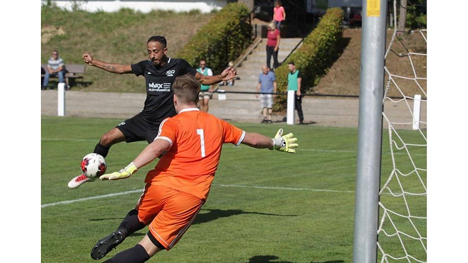 Weinheims Ardija Dautaj versetzt Schornsheims Torhüter Moritz Eckhard und erzielt das 1:0 für den Aufstiegsaspiranten.