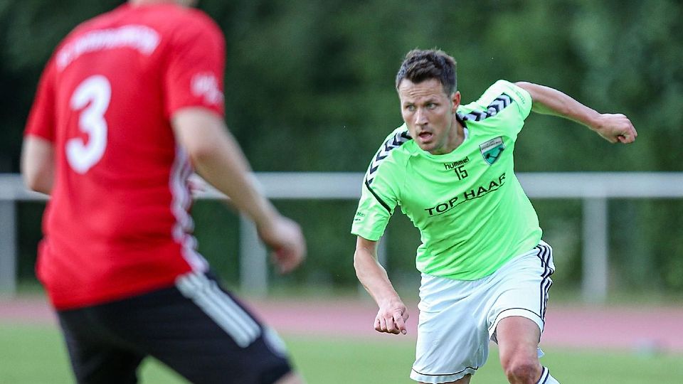 Trug viele Jahre das Trikot des FC Penzberg und ist inzwischen Spielertrainer beim ESV: Hallenmeister Maximilian Kalus. (Archivfoto)