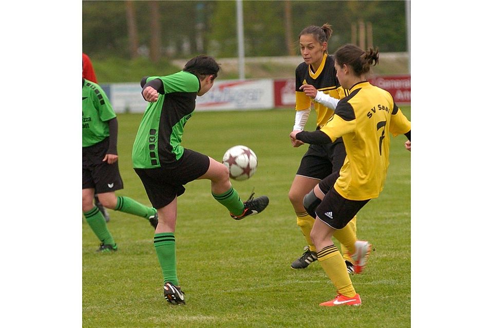 Der SV Saal (in gelb) gewann, Liga-Mitstreiter TSV Siegenburg (grün) verlor.  Foto: Archiv