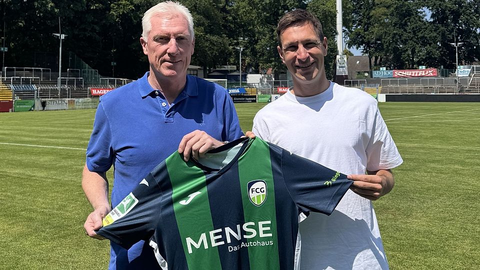 Der Sportliche Leiter Rob Reekers (links) mit Neuzugang Fynn Arkenberg.