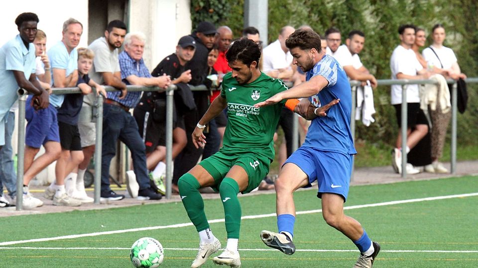 Marienborns Antonio Serratore (links) im Duell mit dem Gonsenheimer Maurice Neukirch, spielt mit beim Benefiz-Spiel gegen Mainz 05