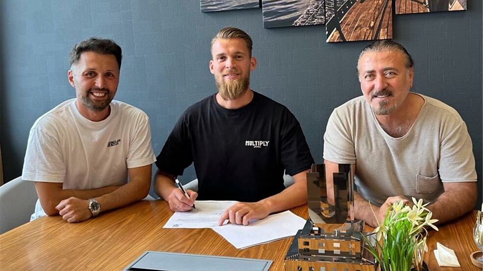 Simon Schubert (Mitte) mit Türkspors Sportlichem Leiter Emre Konya (links) und Präsident Dr. Akin Kara bei der Vertragsunterschrift.