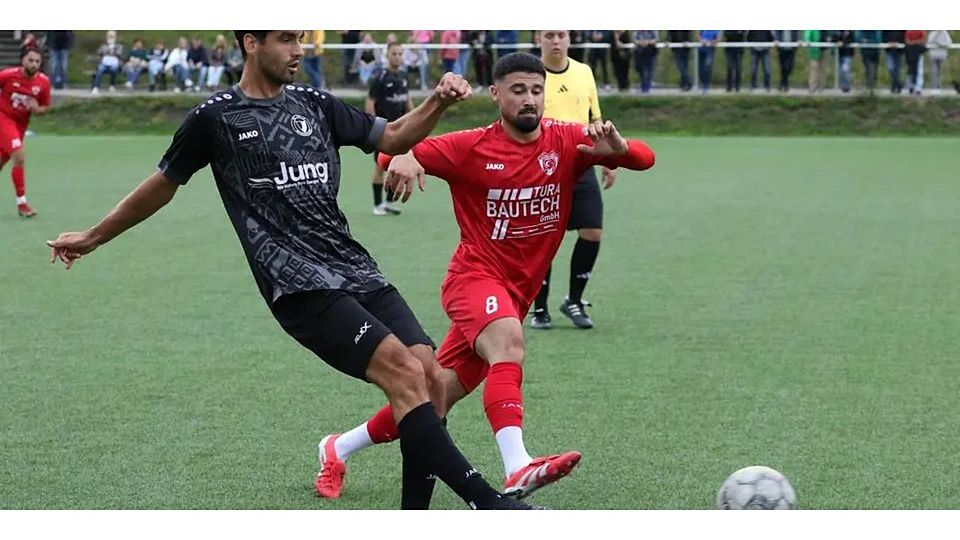 Weidenhausens Homed Stingl (links) ist mit dem VfL an diesem Wochenende nicht im Einsatz. Burak Yilmaz und der FC Türk Gücü Breidenbach gastieren in der Kreisoberliga Nord in Amöneburg. © Jens Schmidt
