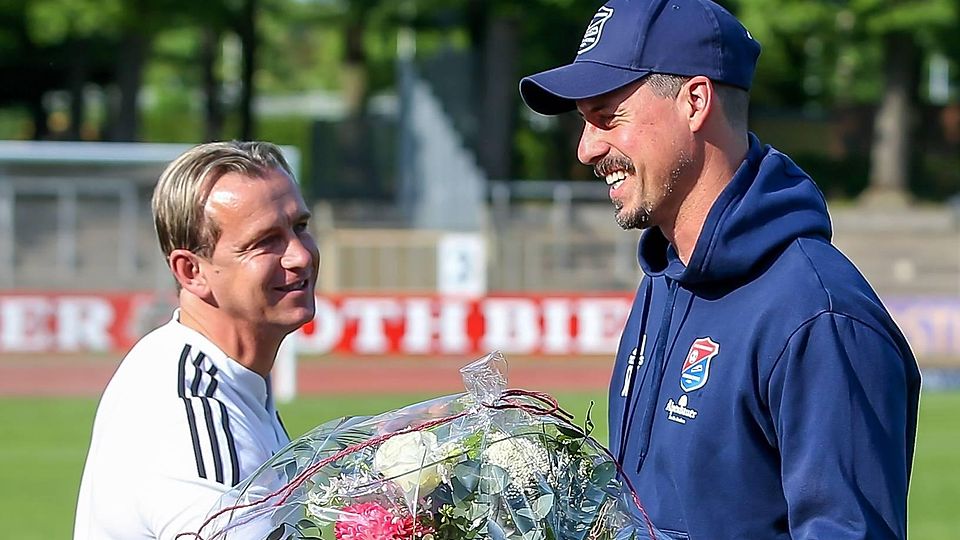 Glückwunsch von Schweinfurt-Coach Marc Reitmaier an Sandro Wagner.