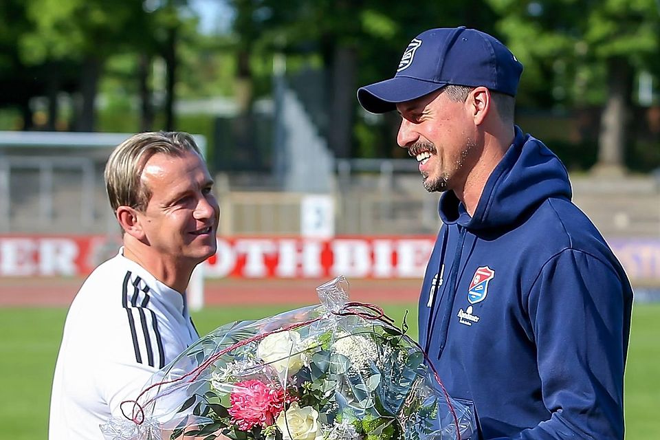 Glückwunsch von Schweinfurt-Coach Marc Reitmaier an Sandro Wagner.