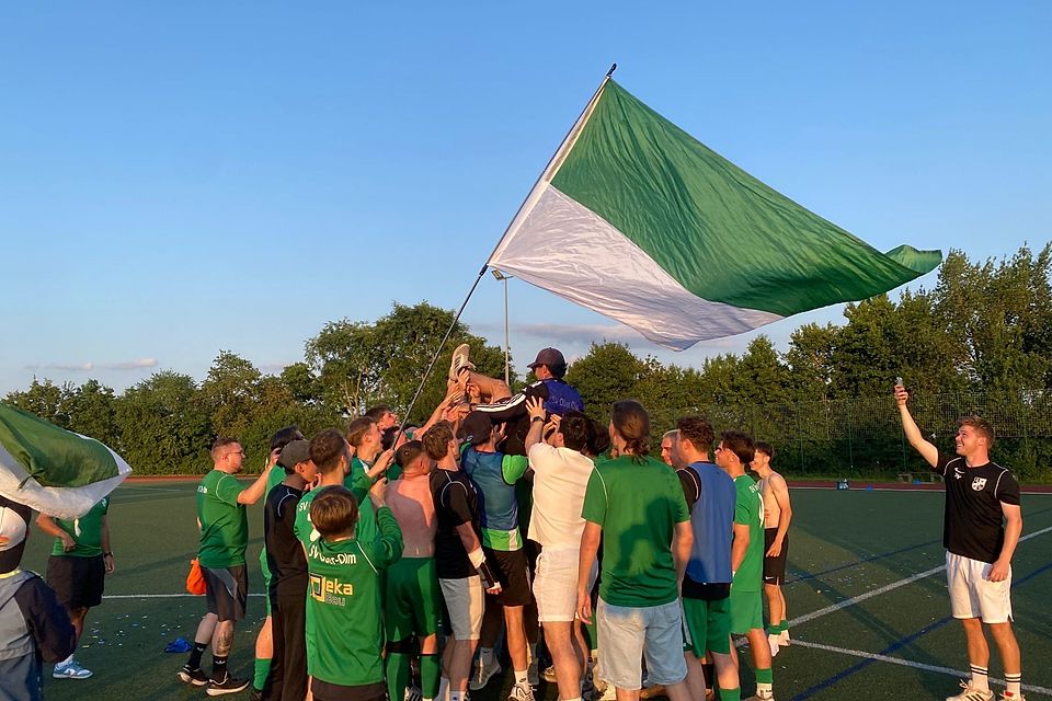Nach Abpfiff waren der Ober-Olmer Freude keine Grenzen gesetzt. Der allgemeine Aufstiegs-Trubel machte auch vor Trainer Marc Ehrhardt (oberhalb der Menschentraube) nicht halt: Seine Spieler ließen ihn wortwörtlich abheben. 