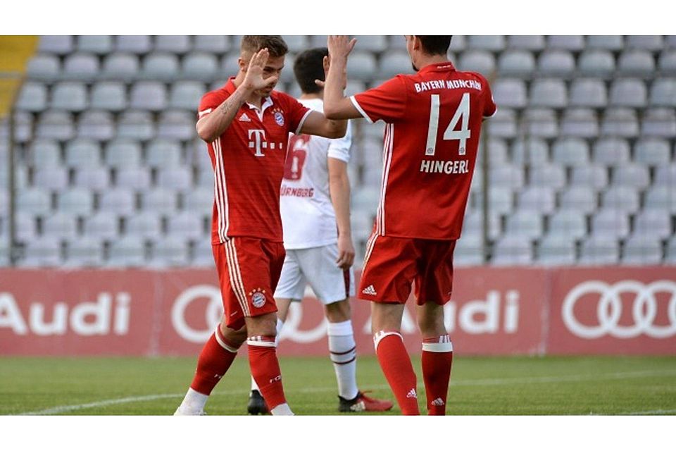 Platz drei gesichert, abklatschen, Haken dahinter: Marco Hingerl beglückwünscht in dieser Szene Niklas Dorsch (li.) zu seinem Ausgleichstreffer gegen den 1. FC Nürnberg II.  F.:Leifer