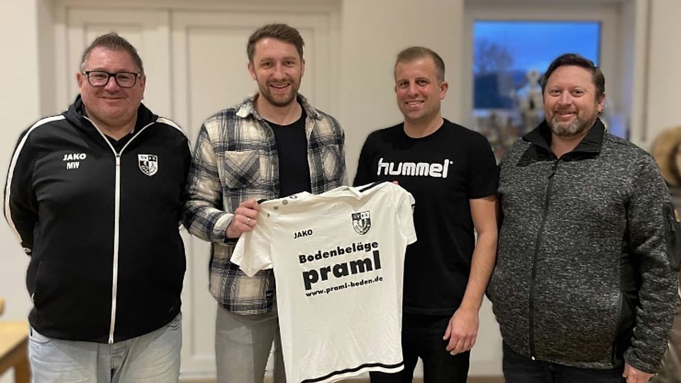 Der sportliche Leiter Markus Wagner (links) und 1. Vorstand Markus Pertler (rechts) mit den beiden neuen Spielertrainern Simon Meindl und Johannes Kiwitz.