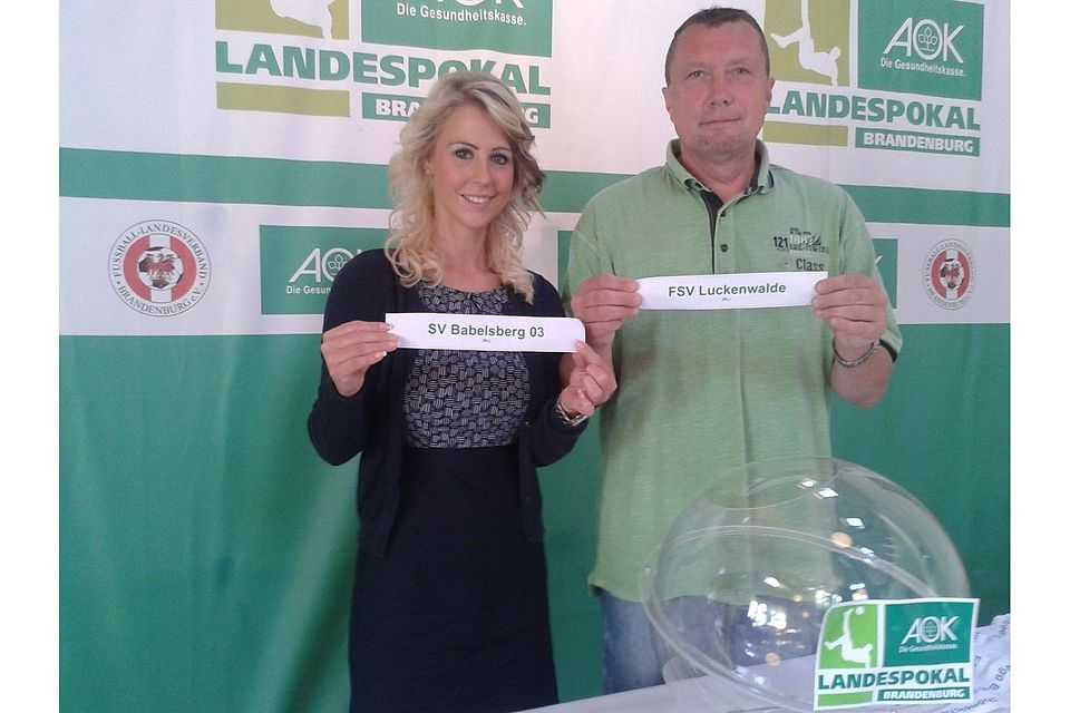 Gelost: Glücksfee Mandy Scheel und Frank Fleske haben gemeinsam die Achtelfinals des Brandenburger Landespokals. Foto: Schütz