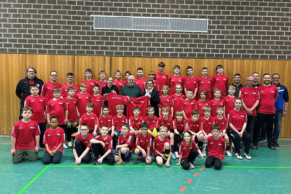 Stellvertretend für alles Vereinsvertreter haben Stephanie Stoffelshaus und Jugendobmann Otto Sinemus die neuen Caluna-Trainingsshirts von Außendienstmitarbeiterin Cindy Wetekam von der Brauerei Westheim entgegengenommen (Bildmitte). 