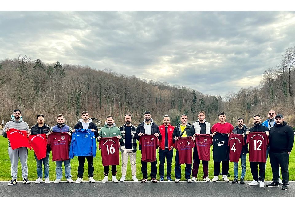 von links nach rechts :  Can Akbay, Muhammet Horoz, Melih Can Köktas, Sezer Bozoglan, Alperen Gök, Trainer Kadir Cinar, Cem Akbay, 1. Vorstand ilhan Durmus, Umut Otyakmazoglu, Gianluca Müller, Ali Horoz, Furkan Özdemir, Giuseppe Di Martino, Andreas Egelhof 2. Vorstand, Trainer Fatih Gök. Es fehlen Emre Ozan und Yakup Ilyas.]