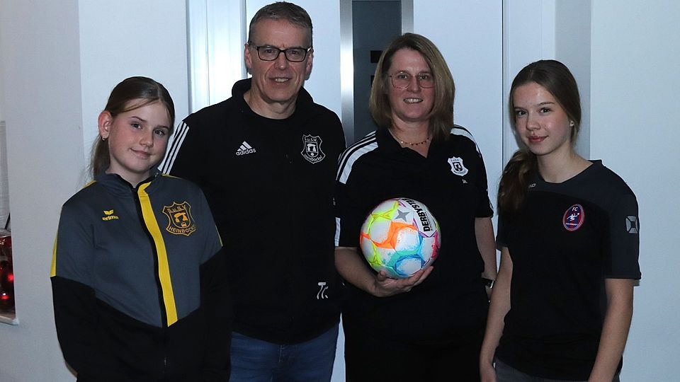 Jörg „Kossi“ Koslowski mit seiner positiv fußballverrückten Familie: Tochter Enya, Ehefrau Silke und Tochter Neela (von links). 