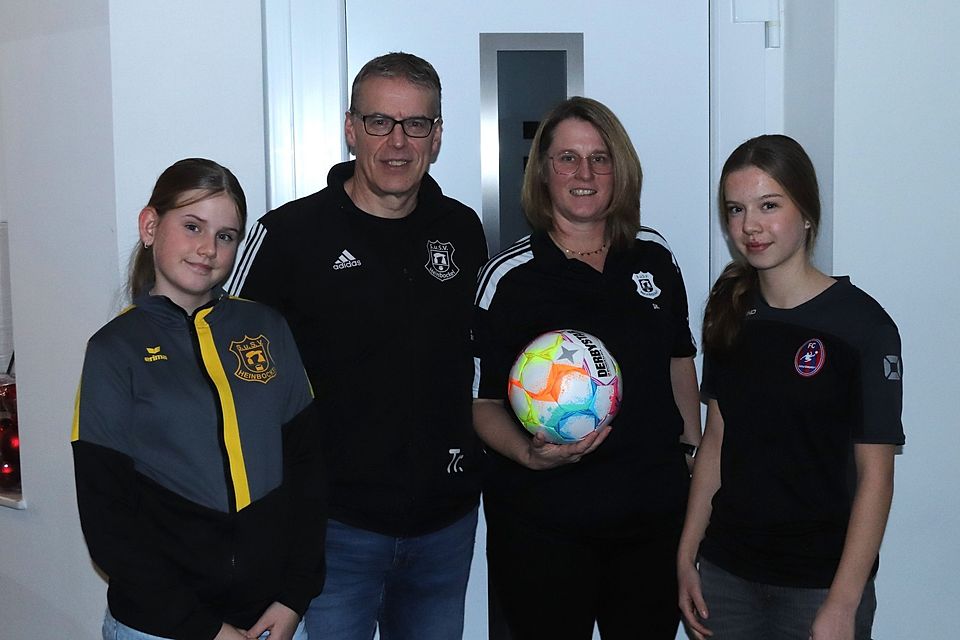 Jörg „Kossi“ Koslowski mit seiner positiv fußballverrückten Familie: Tochter Enya, Ehefrau Silke und Tochter Neela (von links). Jörg „Kossi“ Koslowski mit seiner positiv fußballverrückten Familie: Tochter Enya, Ehefrau Silke und Tochter Neela (von links).