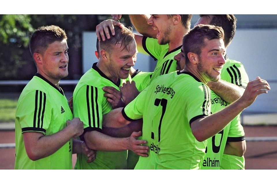 Es darf gejubelt werden: Die Ingelheimer feiern Florian Maaß (Zweiter von links), der gerade das 2:0 erzielt hatte.	Foto: Thomas Schmidt