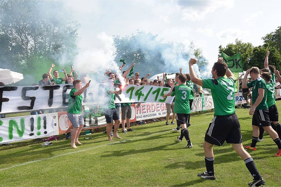 Wieder eine Feier in Grün: Nach dem TSV Greding ließen es auch die Fans der DJK Göggelsbuch krachen. F: Götz