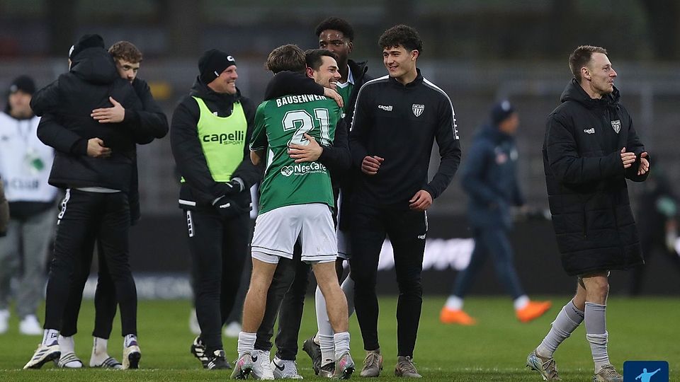 Erleichterung pur bei den Schweinfurtern nach Schlusspfiff.