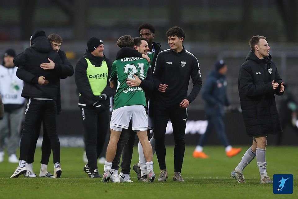 Erleichterung pur bei den Schweinfurtern nach Schlusspfiff. Erleichterung pur bei den Schweinfurtern nach Schlusspfiff.