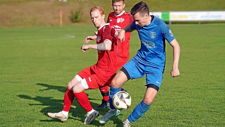 Buchdorfs Richard Eidner (links) läuft ins Leere, Simon Lux entschied das Derby mit dem TSV Monheim für sich.