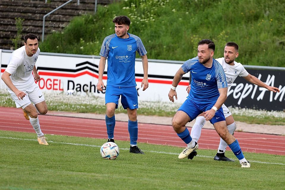 Ex-Eintrachtler Bertin Gelenbevi setzt sich hier gegen Manuel Wein durch.