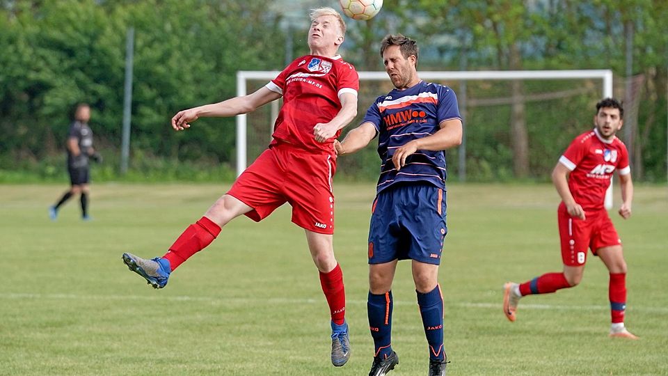 So sehr sich Tim Nikolai (links) auch streckte, den Abstieg der SG Wemding/Wolferstadt konnte er nicht mehr verhindern. Dafür darf Toni Hagel (rechts) mit dem TSV Möttingen wieder auf den Klassenerhalt hoffen.