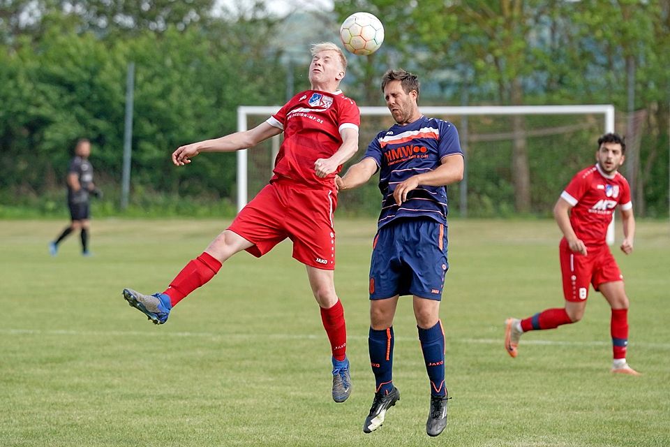 So sehr sich Tim Nikolai (links) auch streckte, den Abstieg der SG Wemding/Wolferstadt konnte er nicht mehr verhindern. Dafür darf Toni Hagel (rechts) mit dem TSV Möttingen wieder auf den Klassenerhalt hoffen.