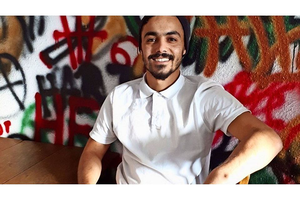 Der Iraker Daiffallah Mane Awad im Wohnzimmer seiner WG in Plattenhardt. „Ich habe alles, mir geht es gut“, sagt der 24-Jährige.  Foto: Susanne Degel