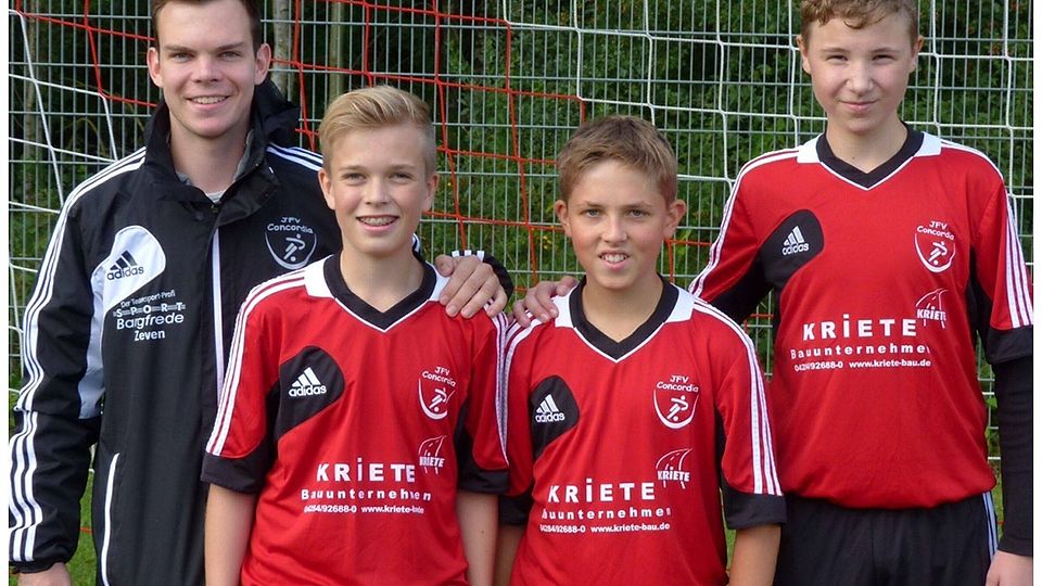 Trainer Sascha Metzmacher und die Neuzugänge Jan Schiefelbein, Maurice Mehrkens und Justin Antons.