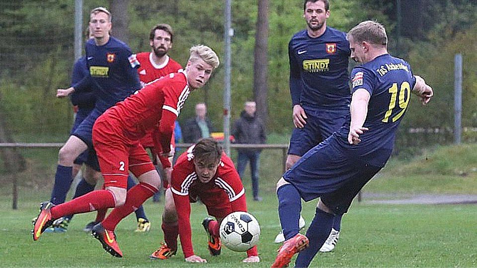 Für die Geester (in Rot) geht es in Lähden gegen Freren. Foto: Dieter Kremer