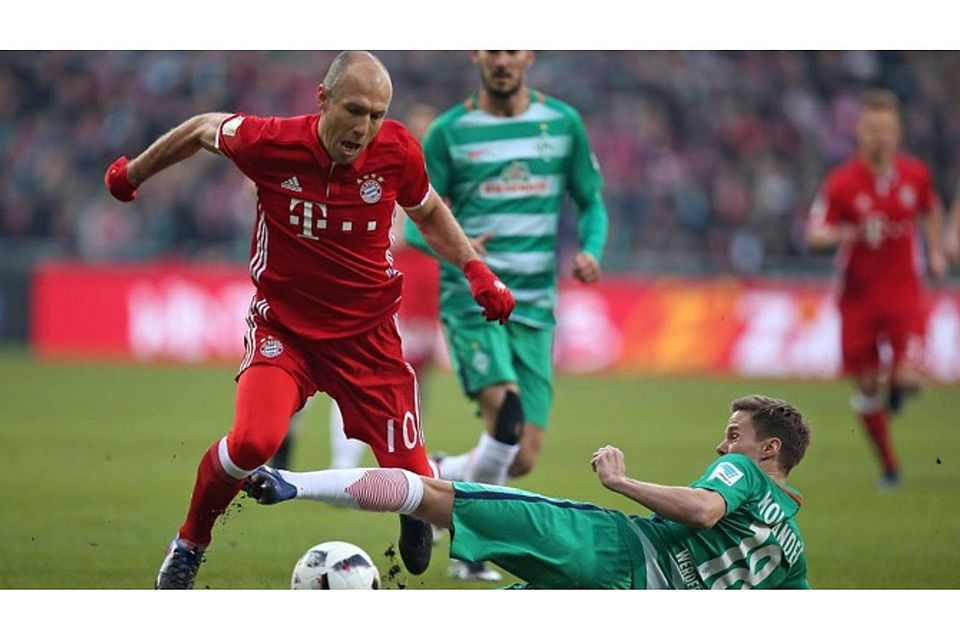 Abgehoben: Arjen Robben und der FC Bayern holen nach einem harten Stück Arbeit drei Punkte in Bremen. F: mis