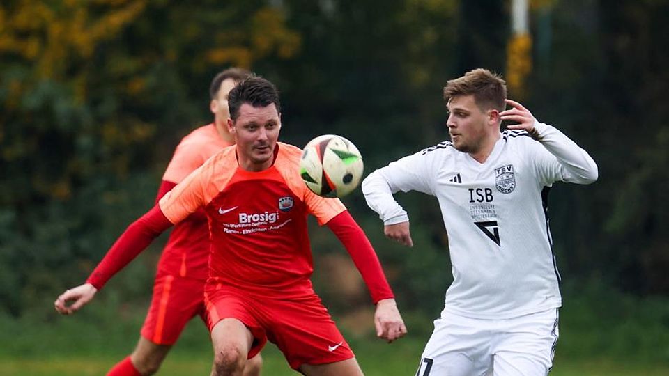 Brensbachs Alexander Biltz im Zweikampf gegen Höchsts Sebastian Geissler (rechts).	Foto: Guido Schiek
