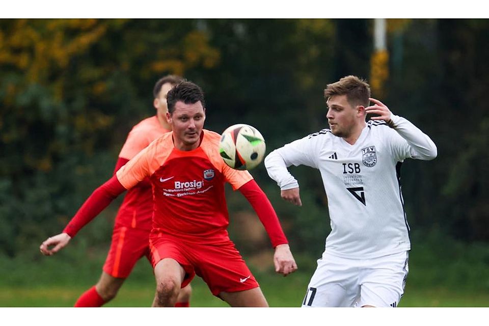 Brensbachs Alexander Biltz im Zweikampf gegen Höchsts Sebastian Geissler (rechts).	Foto: Guido Schiek