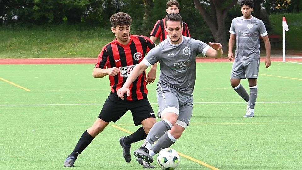 Den Ball im Visier: 1817-Akteur Alessio Granvillano (links) pirscht sich an Tugay Genc von Fiam Italia heran. 	Foto: Kristina Schäfer